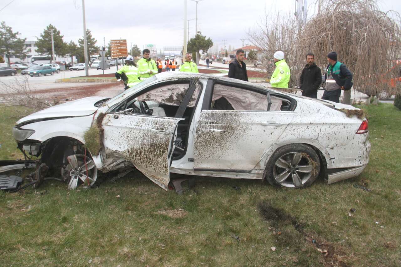 Konya’da görenleri korkutan kaza! Sürücü bu arabadan sağ çıktı 3